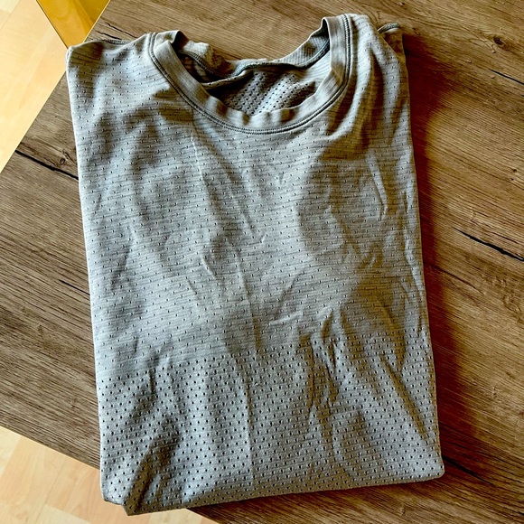 Lululemon grey fitness shirt - Picture 1 of 4